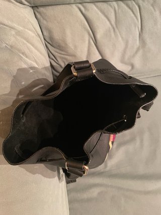 Bolso de piel negro tipo cubo