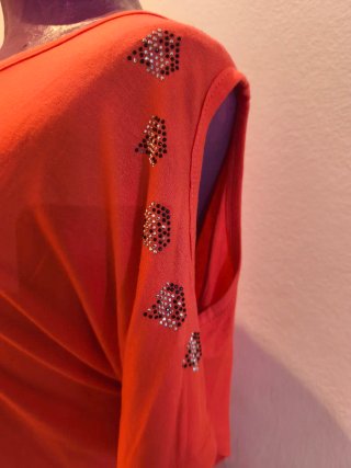 Camiseta coral con pedrería talla XL