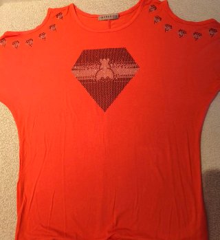 Camiseta coral con pedrería talla XL