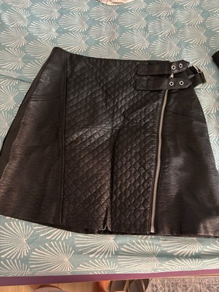 Falda negra cuero con cremallera