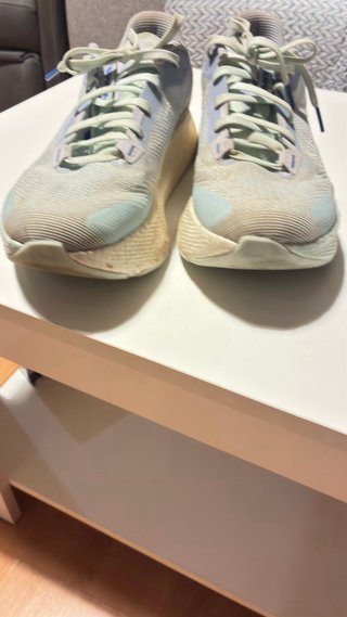 Zapatillas de running azules y blancas
