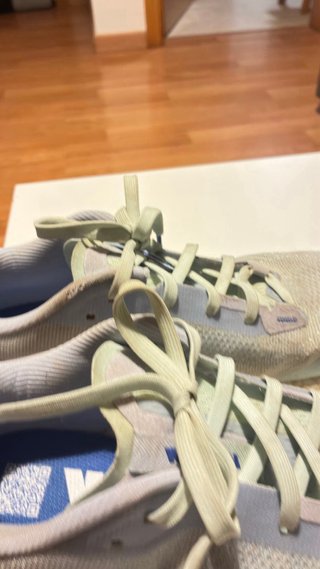 Zapatillas de running azules y blancas
