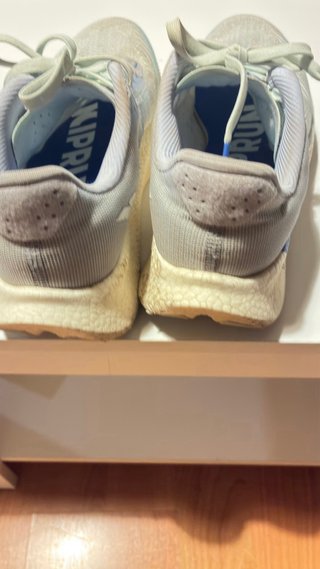 Zapatillas de running azules y blancas