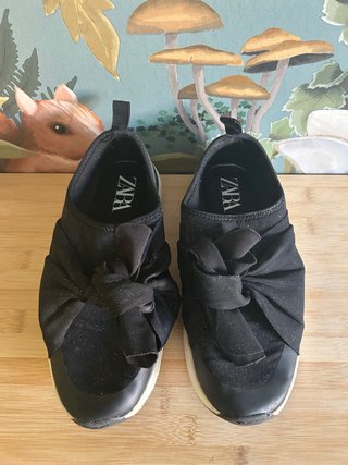 Zapatillas elásticas ZARA lazo negras
