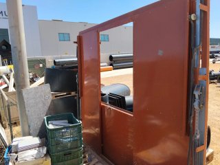 Puerta de garaje metálica roja