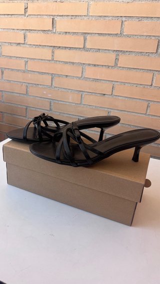 Tacones negros con lazo