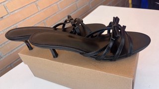 Tacones negros con lazo