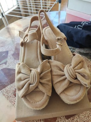 Sandalias cuña lazo beige mujer