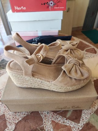Sandalias cuña lazo beige mujer