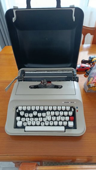 Máquina de escribir ELSA 1035
