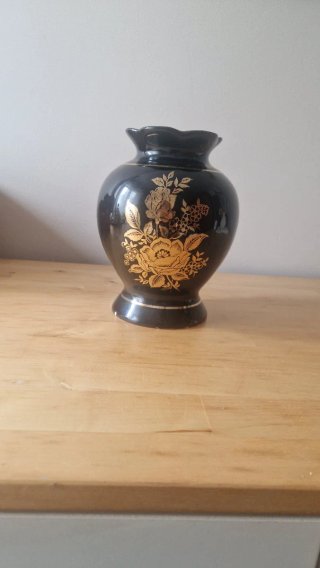 Jarrón de cerámica negro con flores doradas