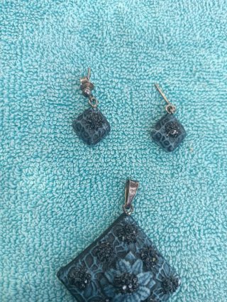 Juego Colgante y Pendientes Cerámica Plata