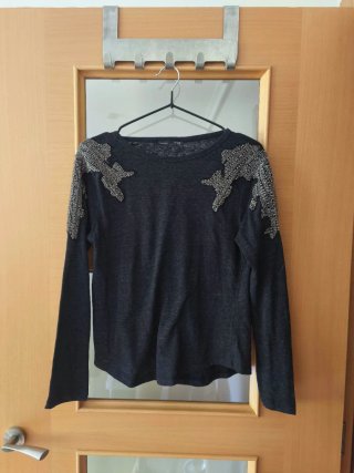 Camiseta Zara gris con pedrería