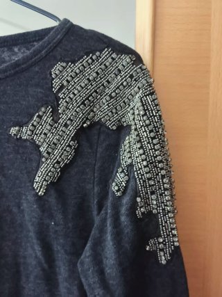 Camiseta Zara gris con pedrería