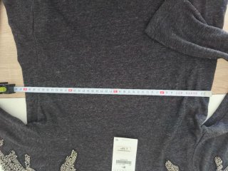 Camiseta Zara gris con pedrería