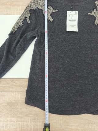 Camiseta Zara gris con pedrería