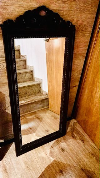 Espejo de madera marron  con marco decorado