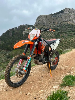 Moto KTM 450 Enduro Naranja y Blanca