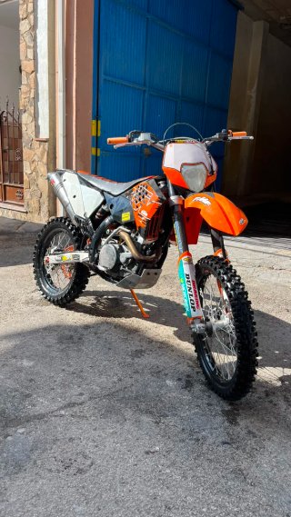 Moto KTM 450 Enduro Naranja y Blanca