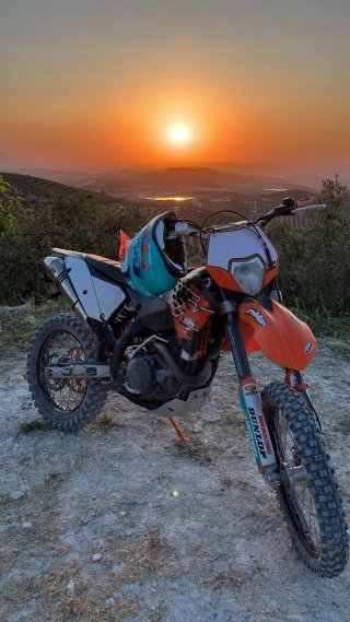 Moto KTM 450 Enduro Naranja y Blanca