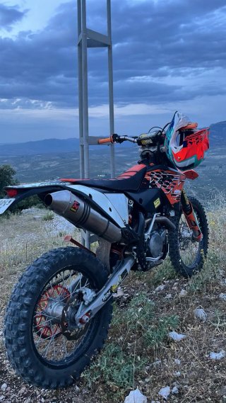 Moto KTM 450 Enduro Naranja y Blanca