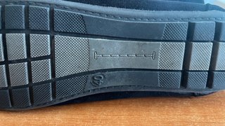 Mocasines de gamuza negros con detalle dorado