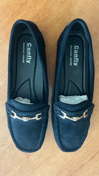 Mocasines de gamuza negros con detalle dorado