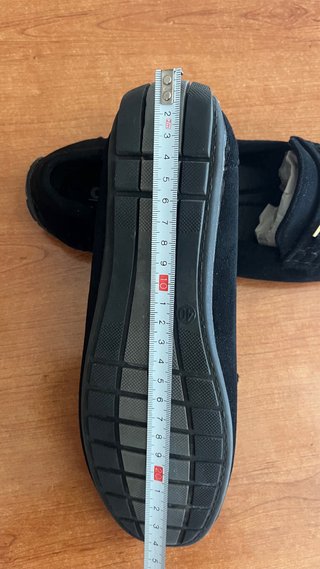 Mocasines de gamuza negros con detalle dorado
