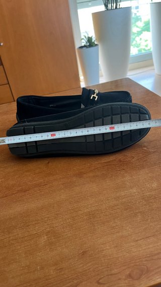 Mocasines de gamuza negros con detalle dorado