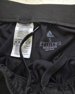 Pantalón corto Adidas Pride negro y rayas arcoíris