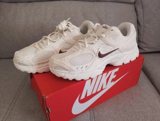 Zapatillas Nike Blancas y Marrones