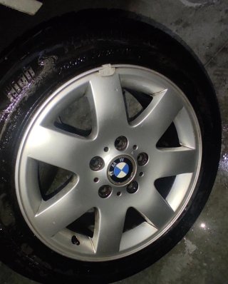 Llantas originales BMW con neumáticos.