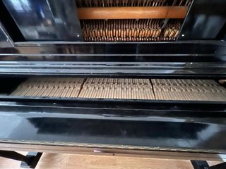Piano negro con teclas de marfil