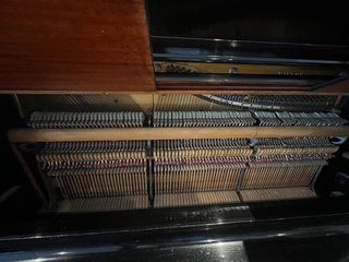 Piano negro con teclas de marfil