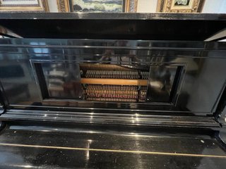Piano negro con teclas de marfil