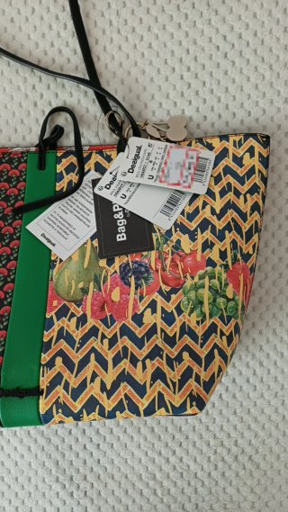 Bolso reversible y neceser Desigual