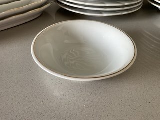 Vajilla porcelana blanca y dorada