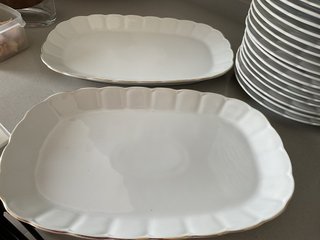 Vajilla porcelana blanca y dorada