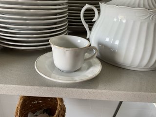 Vajilla porcelana blanca y dorada