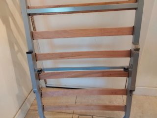 Somier de láminas de madera con patas plegables