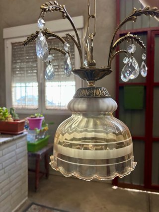 Lámpara de cristal con detalles dorados