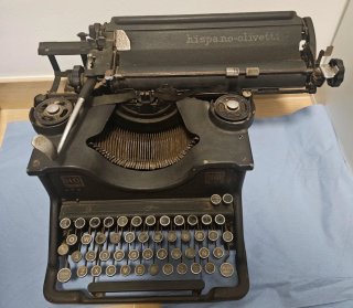 Máquina de escribir Hispano Olivetti antigua