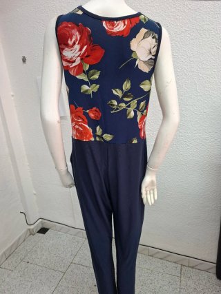 Mono floral azul y rojo
