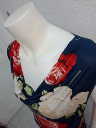 Mono floral azul y rojo