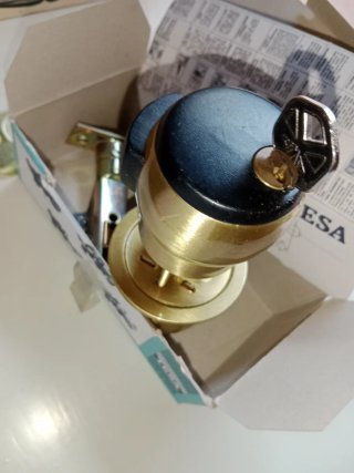 Pomo de cerradura con llaves y pestillo