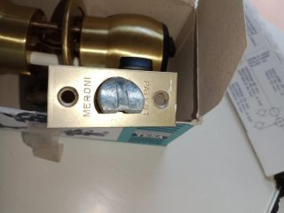 Pomo de cerradura con llaves y pestillo