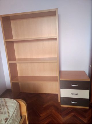 Estantería de madera marron.