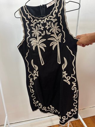 Vestido negro corto bordado beige
