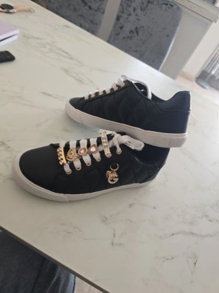Zapatillas Guess Negras con Detalles Dorados