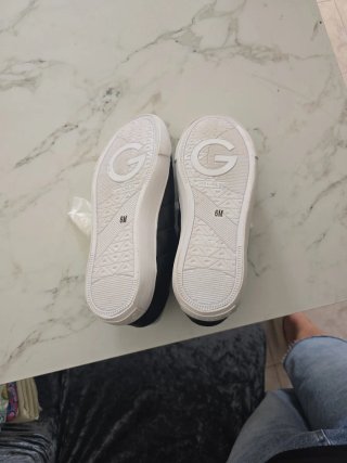 Zapatillas Guess Negras con Detalles Dorados